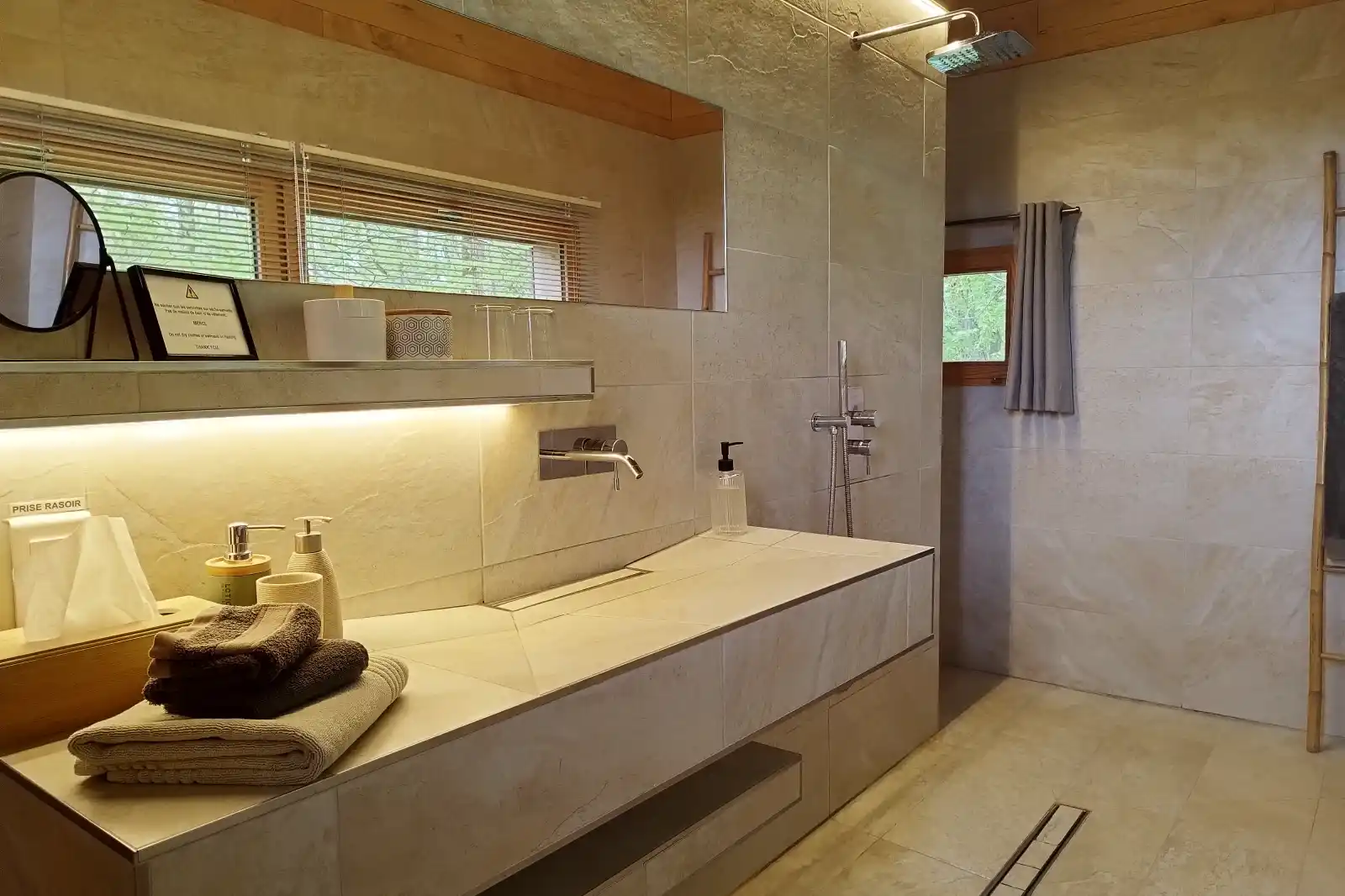 salle de douche à l'italienne cabane spa normandie
