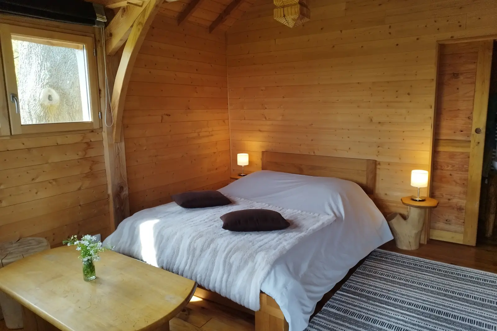chambre de la cabane des chênes dans les arbres