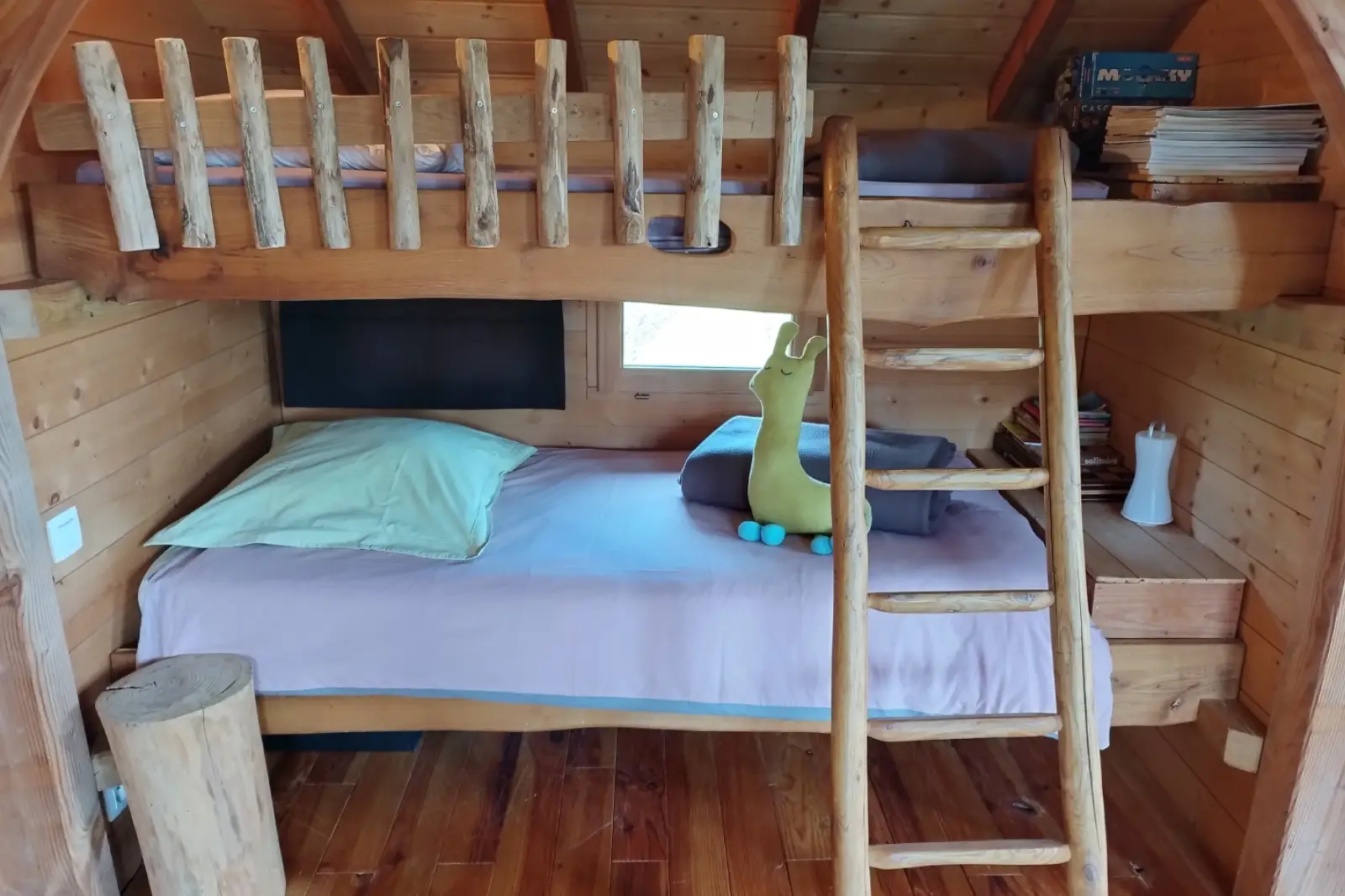 lits enfants de la cabane des chênes dans les arbres