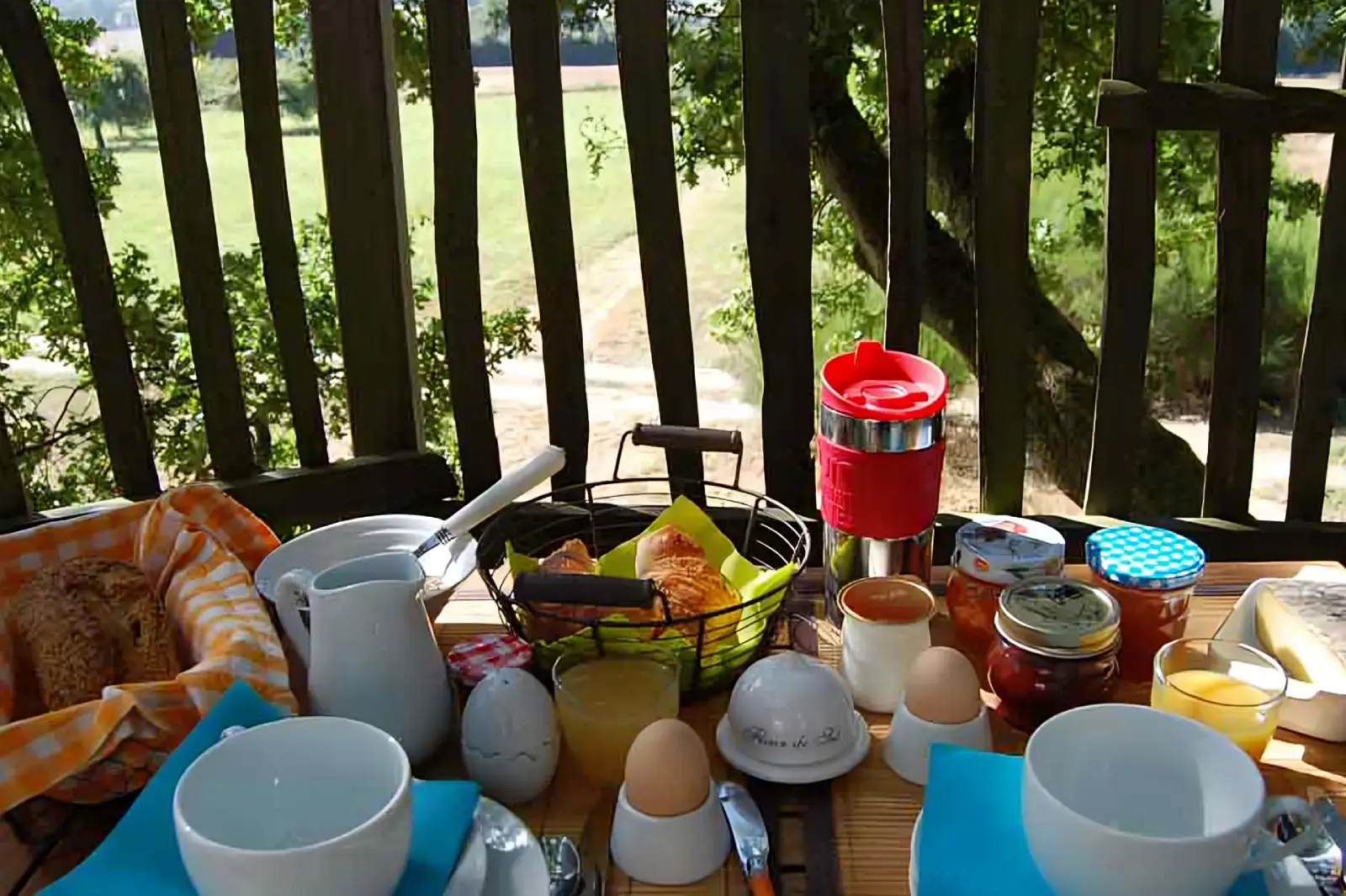 petit déjeuner à la cabane des chênes dans les arbres en normandie