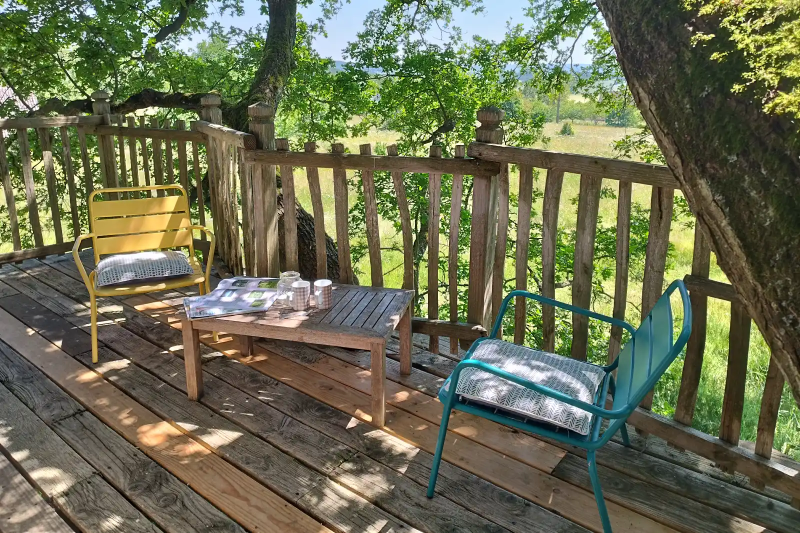 terrasse de la cabane des chênes dans les arbres