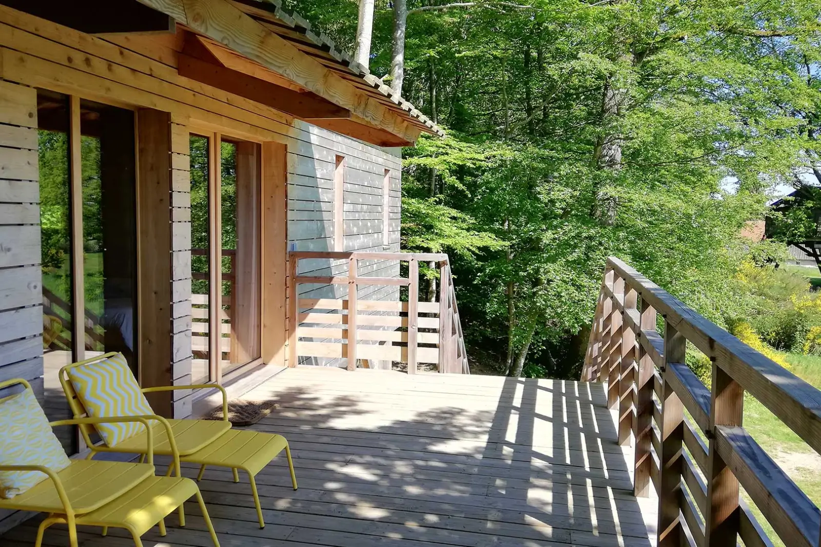 grande cabane spa et sa terrasse plein sud