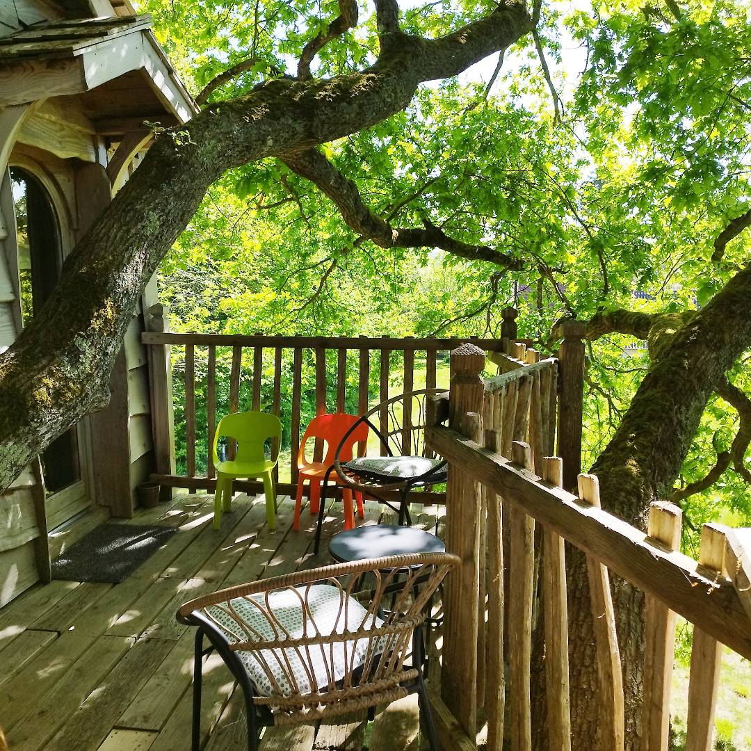 cabane dans les arbres et sa terrasse en normandie